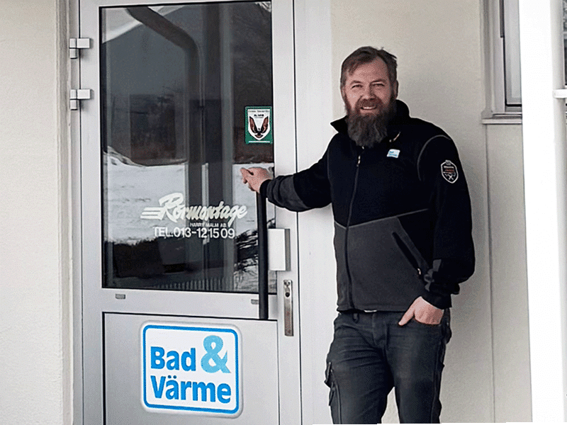 Daniel Malm utanför Harry Malm Rörmontage i Linköping med Bad & Värme-logga på dörren.