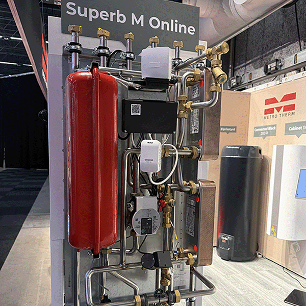 Superb M Online – en uppkopplad fjärrvärmecentral för fastigheter upp till 10 lägenheter, som ger full kontroll via realtidsdata och fjärrsupport.